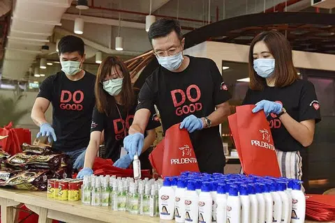HULUR BANTUAN: Ketua Pegawai Pelanggan Prudential Singapore, Encik Goh Theng Kiat (dua dari kanan) dengan pekerja syarikat insurans itu menyediakan pakej bantuan bagi warga emas sebagai sebahagian daripada usaha sokongan untuk Pusat Perkhidmatan Keluarga Ang Mo Kio. - Foto PRUDENTIAL SINGAPORE