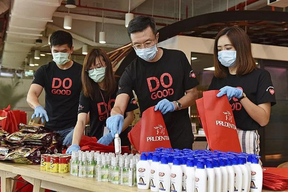 HULUR BANTUAN: Ketua Pegawai Pelanggan Prudential Singapore, Encik Goh Theng Kiat (dua dari kanan) dengan pekerja syarikat insurans itu menyediakan pakej bantuan bagi warga emas sebagai sebahagian daripada usaha sokongan untuk Pusat Perkhidmatan Keluarga Ang Mo Kio. - Foto PRUDENTIAL SINGAPORE