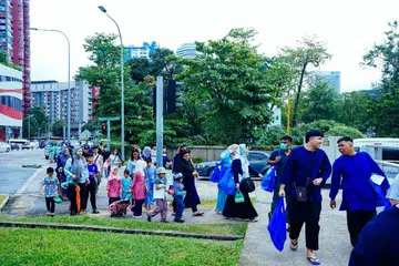 Lebih 220 kanak-kanak dan ibu bapa daripada 160 keluarga yang terlibat dalam inisiatif Leap menyumbang kembali kepada masyarakat dengan mengagihkan barangan keperluan runcit kepada 43 penerima zakat di bawah jagaan Masjid Angullia pada 8 Mac.
