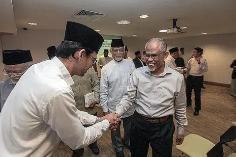 SUMBANGAN KADI DIHARGAI: Encik Masagos merupakan tetamu terhormat di majlis penghargaan bagi naib kadi yang diadakan di ROMM semalam. Majlis itu memberi penghargaan kepada naib kadi atas sumbangan mereka membantu membimbing pasangan dan membina keluarga yang kukuh dalam masyarakat. - Foto BH oleh IQBAL FAIZAL