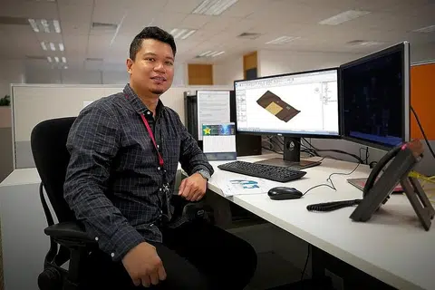 RAIH MANFAAT: Encik Mohamad Saifullizan Abd Rahman menyertai Program Penukaran Profesional (PCP) untuk menceburi kerjaya dalam bidang model maklumat bangunan (BIM). - Foto ihsan MOHAMAD SAIFULLIZAN ABDUL RAHMAN