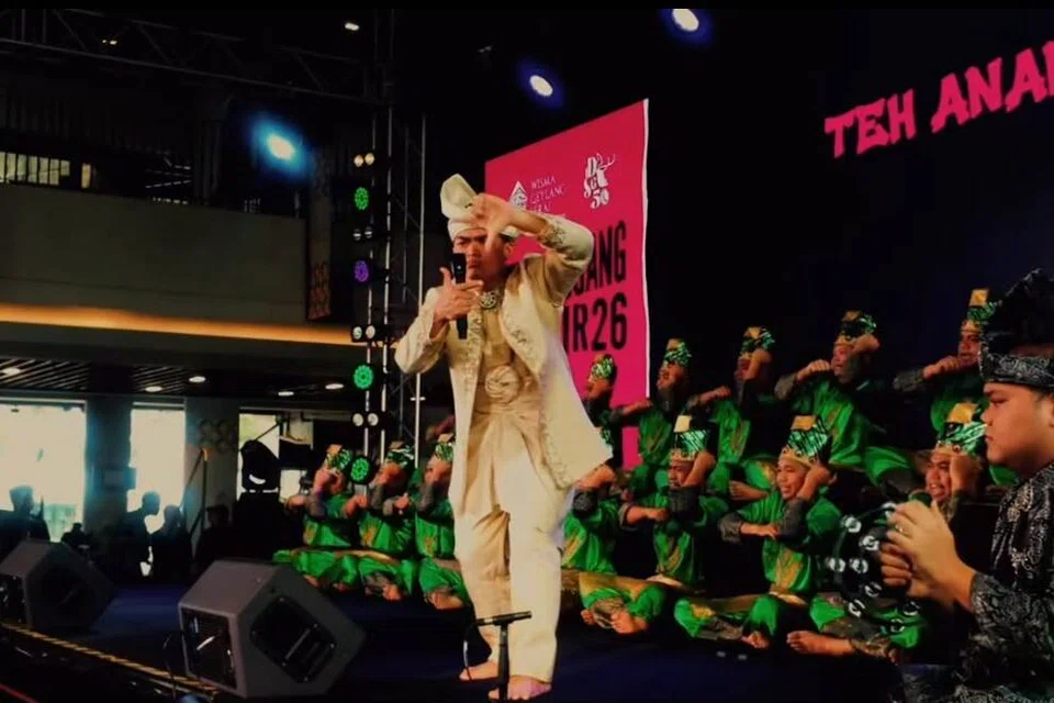 Turut menghiburkan... kumpulan Teh Anang yang berjaya sebagai Naib Johan  membuat persembahan dengan cita rasa mereka tersendiri.