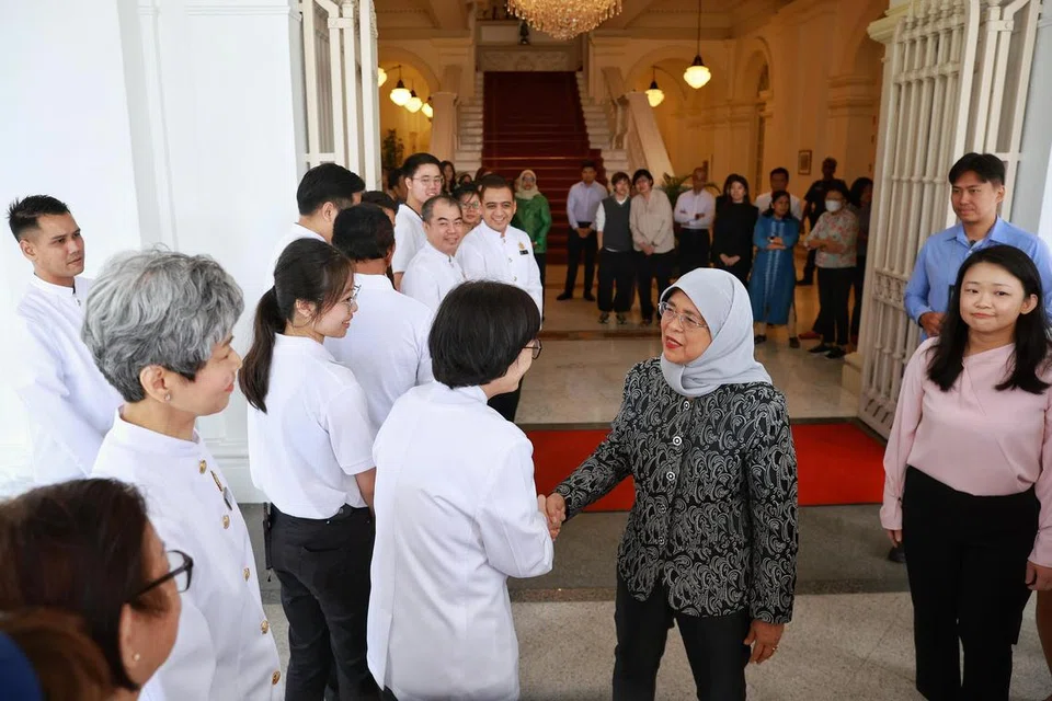 KAGUMI PRESIDEN: Presiden Halimah berjabat tangan bersama anggota kakitangan Istana. Beliau dikenali sebagai Presiden yang sentiasa berinteraksi dengan setiap individu secara hormat.