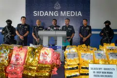 Pengarah Jabatan Siasatan Jenayah Narkotik (JSJN) Bukit Aman Datuk Hussein Omar Khan (tengah) ketika sidang media berkaitan kejayaan anggota polis menumpaskan sindiket pengedaran dadah dalam enam serbuan  di Ibu Pejabat Polis Kontinjen Selangor pada 23 September.