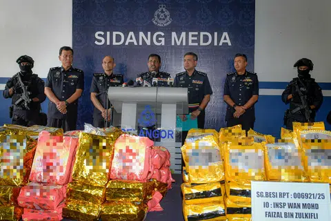 Pengarah Jabatan Siasatan Jenayah Narkotik (JSJN) Bukit Aman Datuk Hussein Omar Khan (tengah) ketika sidang media berkaitan kejayaan anggota polis menumpaskan sindiket pengedaran dadah dalam enam serbuan  di Ibu Pejabat Polis Kontinjen Selangor pada 23 September.
