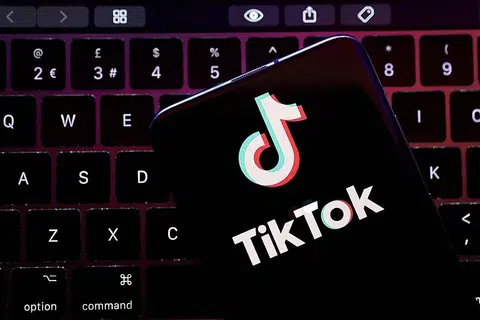 CETUS KEBIMBANGAN: Kebelakangan ini kumpulan kanak-kanak, ibu bapa dan penyelidik telah membangkitkan kebimbangan bahawa algoritma di platform seperti TikTok dan Instagram promosikan kandungan berbahaya di kalangan pengguna lebih muda.- Foto REUTERS