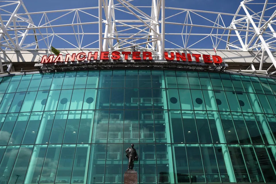 PEMILIK BARU TIDAK TENTU: Saga pemilikan yang berpanjangan, melibatkan kedua-dua pembida, Sheikh Jassim Hamad Al-Thani dan Jim Ratcliffe, bermakna masih terdapat ketidaktentuan tentang masa depan Mancheser United.