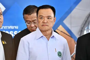 LANGKAH TEGAS: Timbalan Perdana Menteri Thailand, Encik Anutin Charnvirakul, yang juga Menteri Dalam Negeri, mengumumkan bahawa pemilik senjata api perlu mendaftar dengan pihak berkuasa.