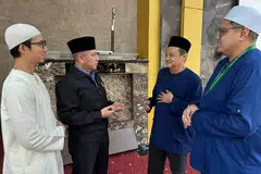 Superintenden Daerah Masjid (Daerah Utara), Encik Yacob Ahmad (dua dari kiri), sedang berbual dengan jemaah dan kakitangan Masjid An-Nahdhah.