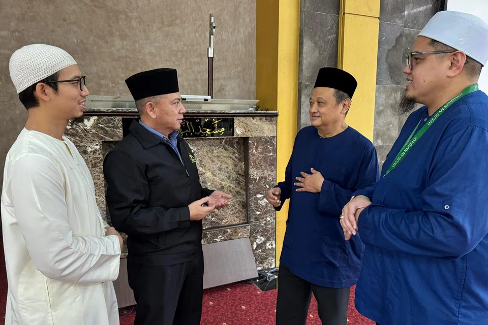 Superintenden Daerah Masjid (Daerah Utara), Encik Yacob Ahmad (dua dari kiri), sedang berbual dengan jemaah dan kakitangan Masjid An-Nahdhah.