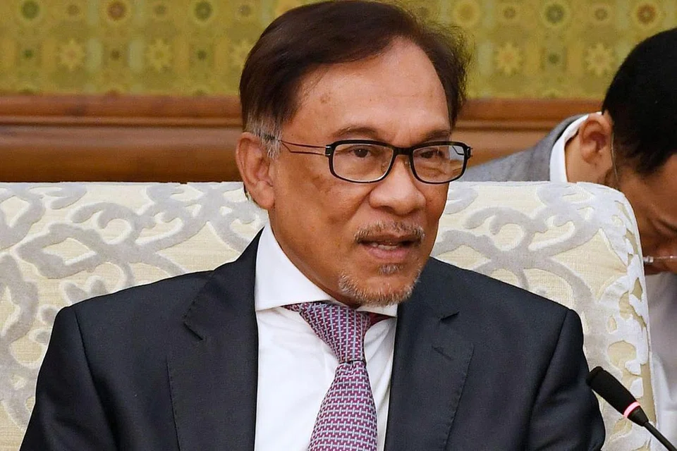HANYA TANGGAPAN LIAR: Datuk Seri Anwar (atas) menganggap desas-desus terbaru bagi menghalangnya menjawat jawatan PM Malaysia sebagai satu tanggapan liar yang berpunca daripada konspirasi lapuk tentang perjalanan politiknya. - Foto AFP