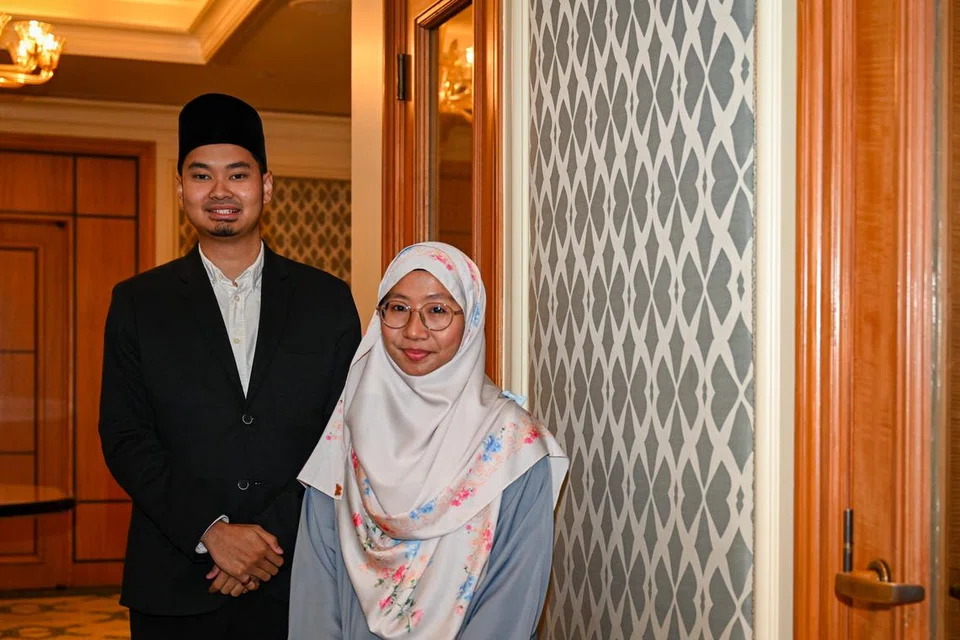 ASATIZAH MASA DEPAN: Presiden Perkemas, Ustaz Muhammad Hazman Abd Aziz  dan wakil siswi Ustazah Nur Dinah Mohamadali, mengalu-alukan sokongan Majlis Ugama Islam Singapura (Muis) untuk meningkatkan prestasi, kerjaya dan gaji asatizah masa depan.