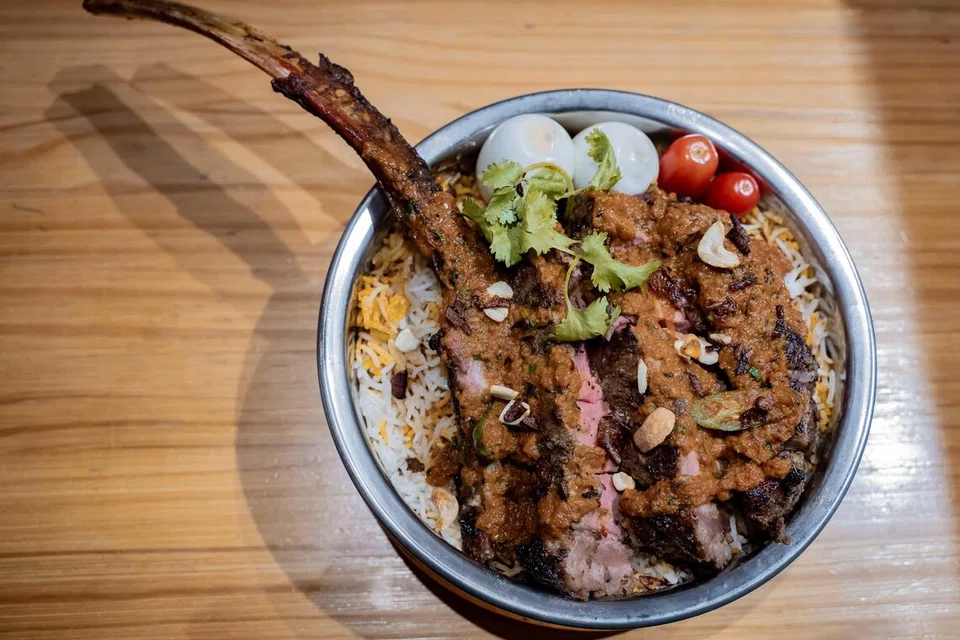 Cilantro: The Biryani Club menyajikan ‘The Biryani’s Club Executive Angus Tomahawk Biryani’ pada harga $128.