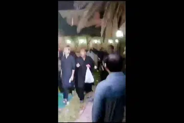 Imej video yang diambil pada 16 Julai menunjukkan orang ramai melarikan diri dari tempat kejadian tembakan di Masjid Imam Ali di kawasan Al-Wadi Al-Kabir di timur ibu kota Oman, Muscat. 