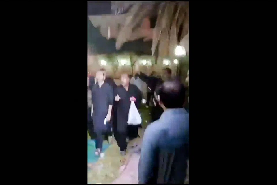 Gambar yang diambil dari video menunjukkan orang ramai melarikan diri dari tempat kejadian tembakan di Masjid Imam Ali di kawasan Al-Wadi Al-Kabir, timur Muscat, Oman.