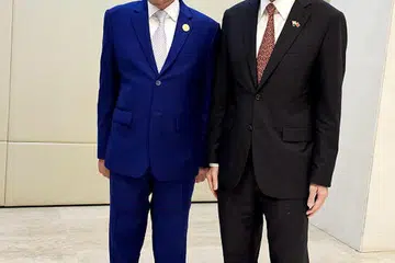 HUBUNGAN DUA HALA: Encik Lee Hsien Loong (kanan) bersama Datuk Seri Anwar Ibrahim menyemak semula kemajuan yang telah dicapai Singapura dan Malaysia dalam kerjasama dua hala kedua-dua negara semasa pertemuan mereka di sisi Forum Boao bagi Asia di Hainan, China.- Foto MCI