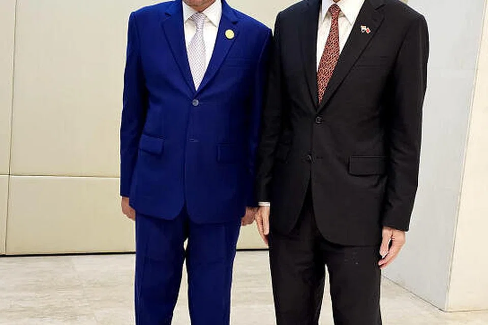 HUBUNGAN DUA HALA: Encik Lee Hsien Loong (kanan) bersama Datuk Seri Anwar Ibrahim menyemak semula kemajuan yang telah dicapai Singapura dan Malaysia dalam kerjasama dua hala kedua-dua negara semasa pertemuan mereka di sisi Forum Boao bagi Asia di Hainan, China.- Foto MCI
