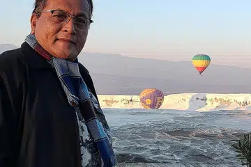 KEMBARA BAHASA, SELAMI JATI DIRI: Aktivis teater dan penulis naskhah drama radio, M Saffri A Manaf, yang suka mengembara (seperti lawatan ke Turkey) juga gemar menjelajah dunia pemikiran tokoh seni seperti Tan Sri P. Ramlee, yang menghasilkan filem 'Ibu Mertuaku' dan lagu 'Tiada Kata Secantik Bahasa' yang mengupas sosio-budaya masyarakat Melayu. - Foto ihsan M SAFFRI A MANAF
