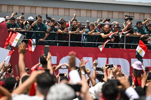 Pasukan Mesir disambut para penyokong setibanya di Lapangan Terbang El Alamein pada 10 Julai. Walaupun gagal mara dalam Piala Dunia 2026, skuad bimbingan Hossam Hassan terus menerima sokongan padu daripada seluruh masyarakat dunia Arab, selepas beliau mengibarkan bendera Palestin dan mendedikasikan kemenangan Mesir dalam perlawanan awal kepada rakyat Mesir dan Palestin.