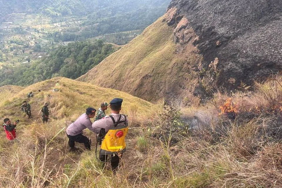 Pasukan penyelamat berusaha memadamkan api kebakaran di Bukit Anak Dara di Lombok Timur untuk menyelamatkan puluhan pendaki yang berkhemah di bukit tersebut.