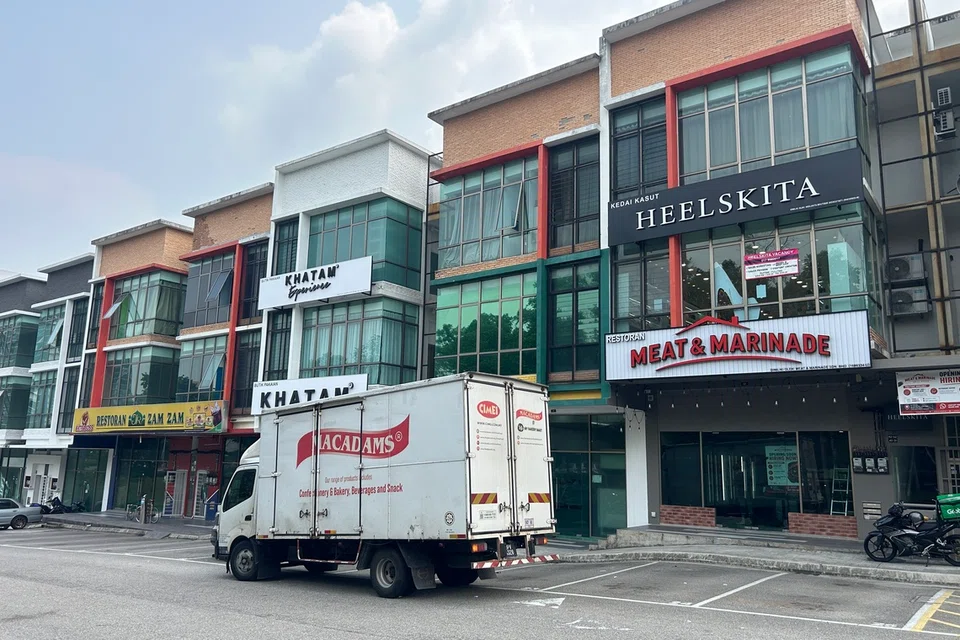 Jalan Geroda 2/1 yang dahulunya menjadi lokasi rakyat Malaysia yang bekerja di Singapura untuk meninggalkan kenderaan mereka, kini sepi selepas Majlis Bandaraya Johor Bahru memperkenalkan sistem letak kenderaan berpalang.