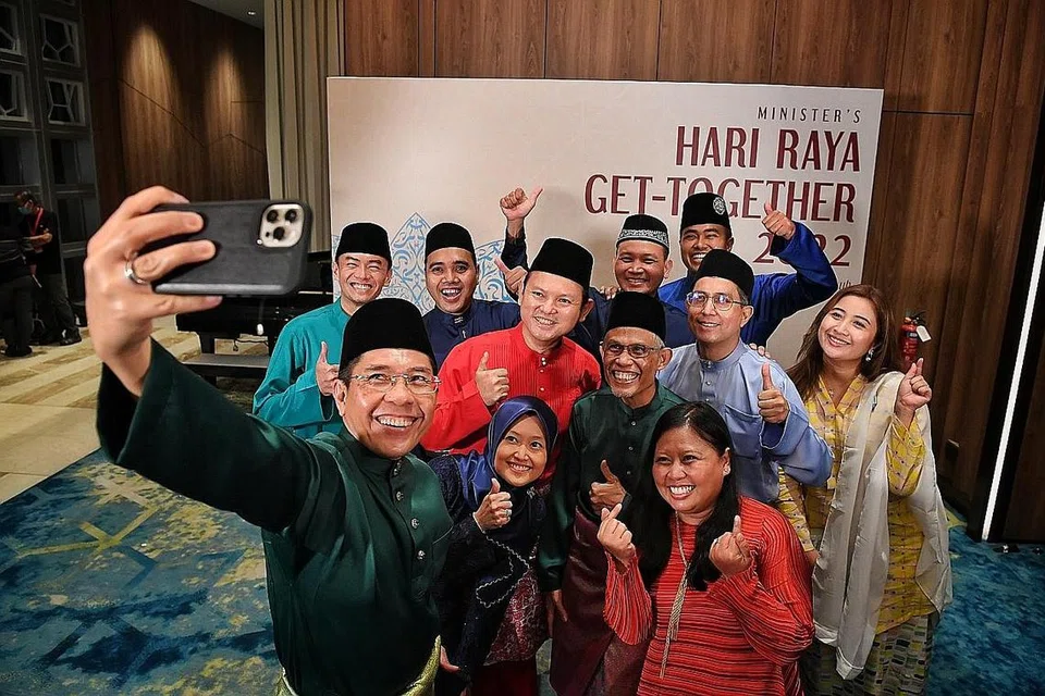 MERIAH BERAYA: Menteri di Pejabat Perdana Menteri merangkap Menteri Kedua Pendidikan dan Ehwal Luar, Dr Mohamad Maliki Osman, berswafoto bersama-sama Anggota Parlimen Melayu lain, dengan Encik Masagos (baju Melayu hijau, barisan depan) turut menceriakan suasana. - Foto BH oleh CHONG JUN LIANG