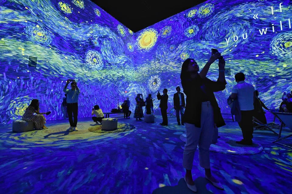 KENALI VAN GOGH: Lukisan terkenal Van Gogh, seperti ‘The Starry Night’ (dalam gambar), dihasilkan dalam unjuran digital 360 darjah bagi orang ramai menghargai dan menyelami karya seni yang dihasilkan pelukis terkemuka Belanda itu di Resorts World Sentosa.