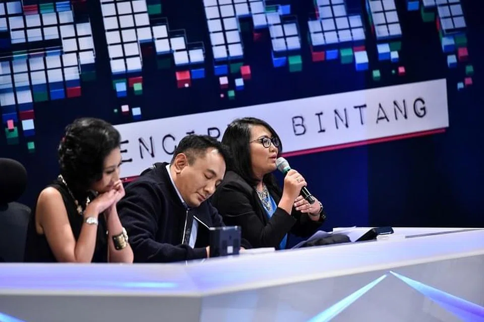 BERLAKON DARI HATI: Pengadil undangan Anugerah Skrin 2016, Seri Wahyuni Jaes (kanan), menasihatkan supaya peserta fokus dalam pertandingan dan menjiwai watak lakonan mereka dari hati. Pengadil lain bersamanya ialah Khairudin Samsudin dan Sharon Ismail.