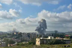 Asap kelabu dilihat berkepul-kepul selepas serangan Israel di perkampungan Lebanon di Habbouch pada 1 Mei.