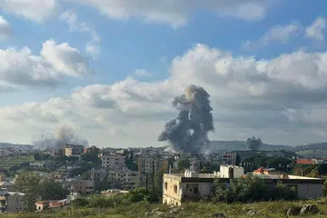 Asap kelabu dilihat berkepul-kepul selepas serangan Israel di perkampungan Lebanon di Habbouch pada 1 Mei.