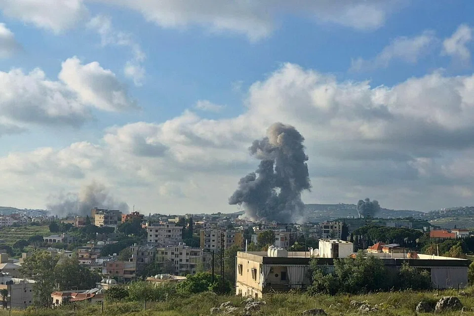 Asap kelabu dilihat berkepul-kepul selepas serangan Israel di perkampungan Lebanon di Habbouch pada 1 Mei.