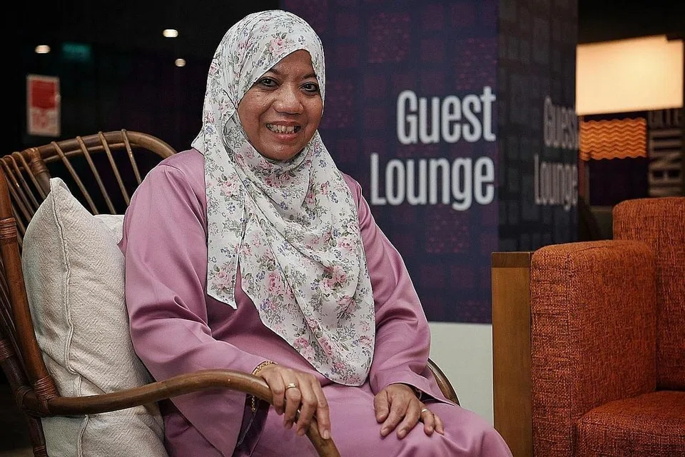 BELUM PUAS BERBAKTI: Walaupun sudah mempunyai 33 tahun pengalaman sebagai guru Bahasa Melayu, Cik Manisah Osman masih dapat berasakan kepuasan apabila melangkah masuk ke dalam bilik darjah. - Foto-foto BH oleh KHALID BABA