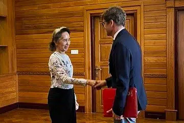 Bekas pemimpin awam Myanmar, Aung San Suu Kyi (kiri), bertemu Wakil Tetap Jawatankuasa Antarabangsa Palang Merah (ICRC) ke Myanmar, Arnaud de Baecque, di Naypyidaw pada 3 Ogos. Pertemuan yang diumumkan pihak berkuasa Myanmar itu adalah yang pertama antara Suu Kyi dan seorang pegawai asing sejak beliau digulingkan dalam rampasan kuasa tentera pada 2021, sekali gus menjadi bukti terkini bahawa penerima Hadiah Nobel Keamanan itu masih hidup selepas lebih empat tahun dalam tahanan.