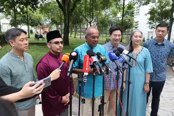 Anggota Parlimen (AP) GRC Nee Soon, Encik Louis Ng (paling kiri); Menteri Ehwal Dalam Negeri merangkap Undang-Undang, Encik K. Shanmugam (tiga dari kiri); Encik Derrick Goh (tiga dari kanan) dan Cik Carrie Tan (dua dari kanan) semasa lawatan ke Masjid Ahmad Ibrahim pada 31 Mac. Bersama mereka ialah muka baru Parti Tindakan Rakyat (PAP), mantan Anggota Parlimen Dilantik (NMP), Dr Syed Harun Alhabsyi (dua dari kiri), dan mantan pengerusi cawangan PAP di SMC Hougang, Encik Jackson Lam (kanan).