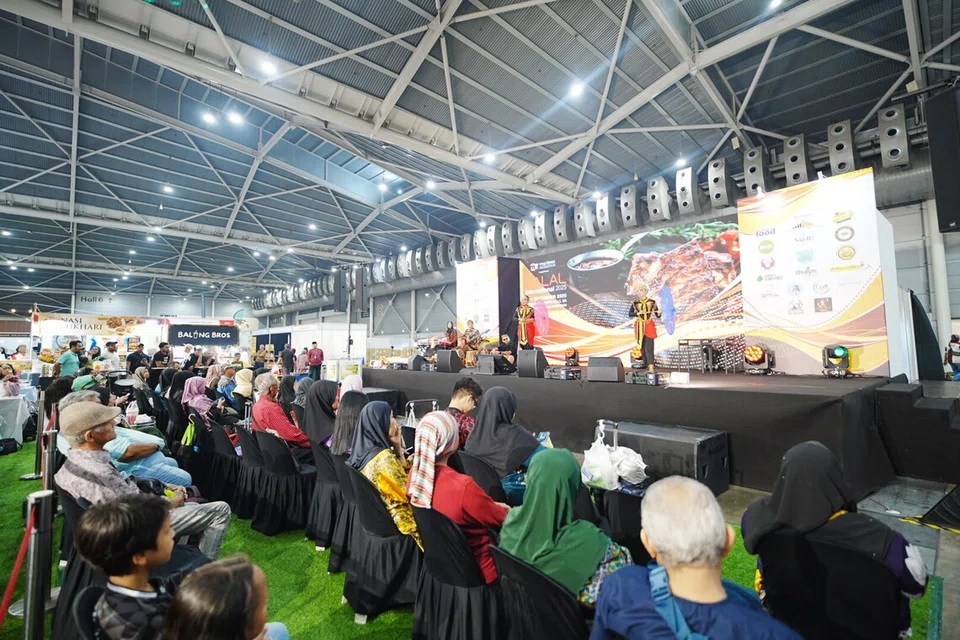 Halal International 2025 menampilkan lebih 200 reruai yang menawarkan makanan halal, fesyen Muslimah, produk kecantikan, perkhidmatan gaya hidup dan program kemasyarakatan, dari 5 hingga 7 Disember, mulai 10 pagi hingga 10 malam, di Dewan 5A Singapore Expo.