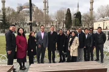 ROMBONGAN SINGAPURA: Encik Iswaran (empat dari kiri) bergambar bersama rombongan Singapura bagi lawatan rasminya ke Turkey. Menulis di Facebook, Encik Iswaran meluahkan penghargaannya kepada Duta Jonathan Tow, kedutaan Singapura di Turkey, serta rakan kerja dari Kementerian Perdagangan dan Perusahaan (MTI), Kementerian Perhubungan Dan Penerangan (MCI) dan NLB bagi usaha mereka memperkukuh hubungan Singapura dan Turkey. - Foto FACEBOOK S. ISWARAN 