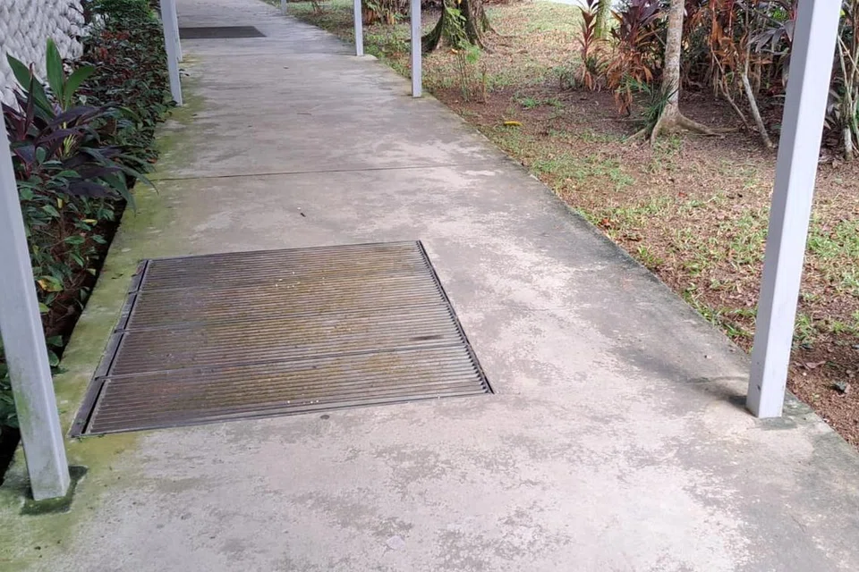Akibat pernah terperlus masuk ke longkang dalam di Kuala Terengganu lebih tiga dekad lalu ekoran jaring besi penutup longkang (contoh, gambar kiri) yang terjerlus, penulis masih keberatan memijakkan kaki di atas penutup longkang seperti ini.