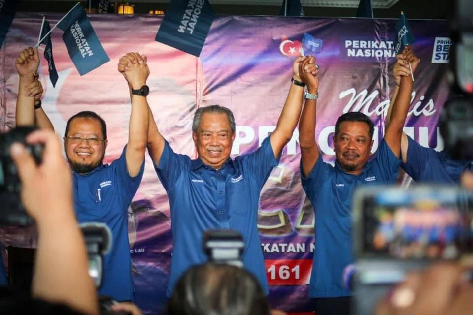 YAKIN MENANG: Pengerusi Perikatan Nasional (PN), Tan Sri Muhyiddin Yassin (tengah) mengumumkan usahawan, Encik  Zulkifli Jaafar (kanan) sebagai calon PN bagi Parlimen Pulai dan pakar bedah, Dr Mohd Mazri Yahya (kiri) sebagai calon PN bagi kerusi Dewan Undangan Negeri Simpang Jeram untuk Pilihan Raya Kecil (PRK) pada 9 September depan.