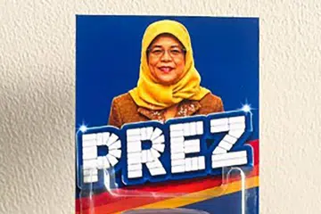 BEKAS UNIK: Wajah mantan Presiden Singapura, Puan Halimah Yacob, pada permukaan bekas gula-gula vintaj yang diberi nama ‘Prez’, merupakan hasil seni unik rekaan jenama, Bird Hand Toys.