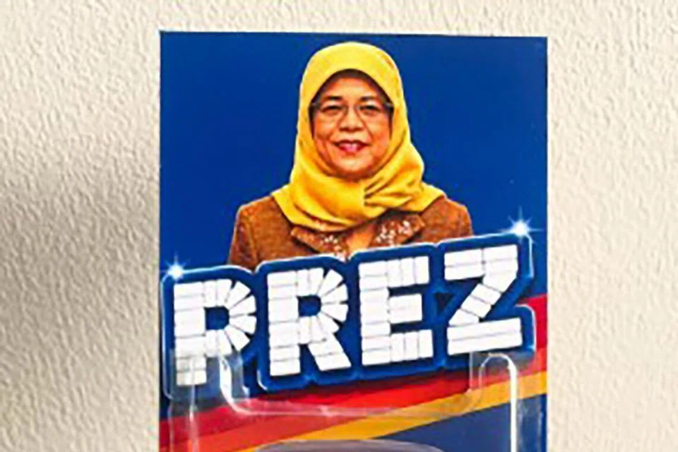 BEKAS UNIK: Wajah mantan Presiden Singapura, Puan Halimah Yacob, pada permukaan bekas gula-gula vintaj yang diberi nama ‘Prez’, merupakan hasil seni unik rekaan jenama, Bird Hand Toys.
