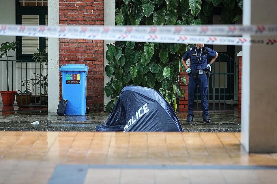 DITEMUI MATI: Lelaki tersebut ditemui tidak bergerak sekitar 6.45 pagi di kolong Blok 637 di Veerasamy Road. - Foto ZAOBAO