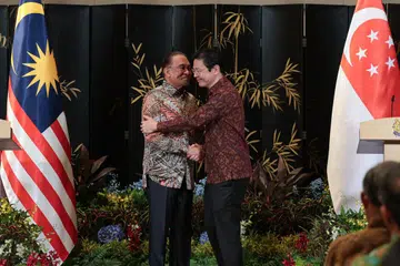 Perdana Menteri, Encik Lawrence Wong (kanan), dan Perdana Menteri Malaysia, Datuk Seri Anwar Ibrahim, dalam Rahat Pemimpin Singapura-Malaysia yang kali ini diadakan di Hotel The Ritz-Carlton, Millenia Singapore pada 4 Disember.