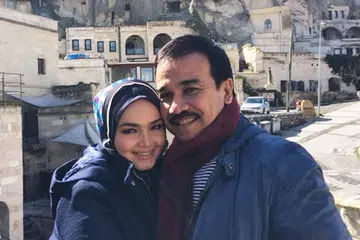 LEBIH BERWASPADA: Datuk Siti juga menegaskan beliau dan suami, Datuk Seri Khalid Jiwa, 63 tahun, tidak terbabit dengan sebarang produk lebatkan rambut seperti yang pernah dipaparkan di satu akaun Facebook.