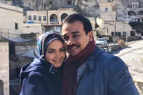 LEBIH BERWASPADA: Datuk Siti juga menegaskan beliau dan suami, Datuk Seri Khalid Jiwa, 63 tahun, tidak terbabit dengan sebarang produk lebatkan rambut seperti yang pernah dipaparkan di satu akaun Facebook.