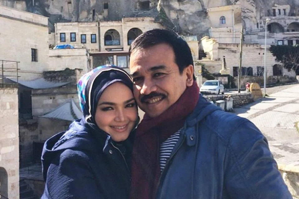 LEBIH BERWASPADA: Datuk Siti juga menegaskan beliau dan suami, Datuk Seri Khalid Jiwa, 63 tahun, tidak terbabit dengan sebarang produk lebatkan rambut seperti yang pernah dipaparkan di satu akaun Facebook.