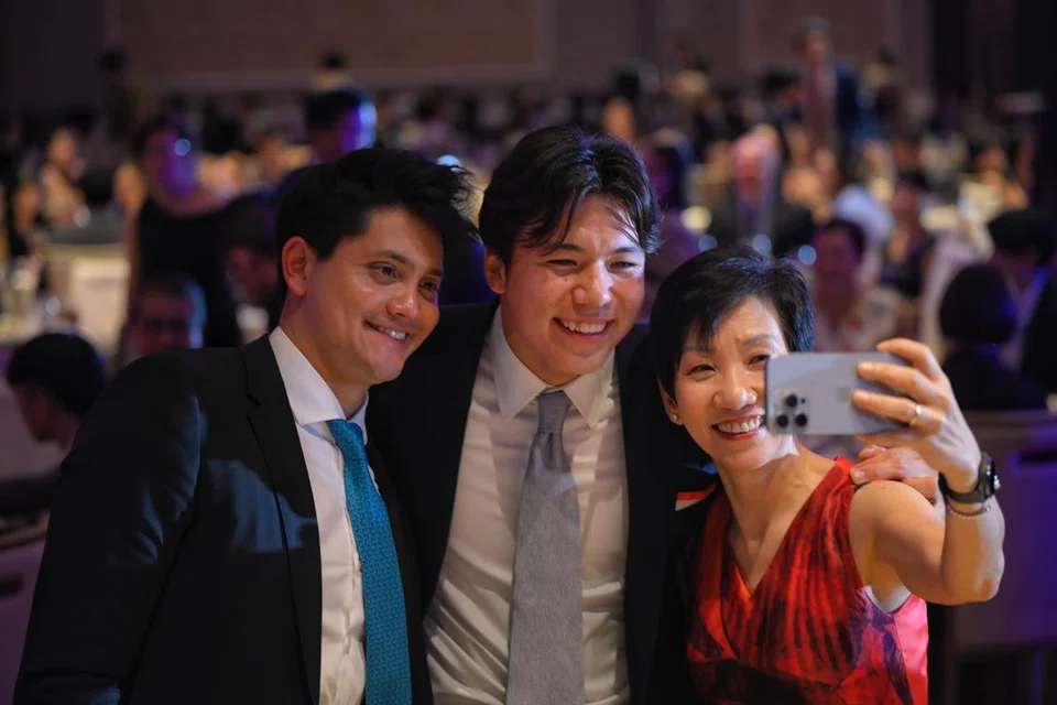 Olahragawan Muda Terbaik, Maximilian Maeder (tengah), berswafoto bersama Joseph Schooling (kiri) dan Presiden Majlis Olimpik Kebangsaan Singapura (SNOC), Cik Grace Fu, selepas majlis Anugerah Sukan Singapura di Hotel Orchard pada 3 Jun 2024.