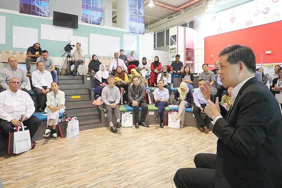 DIALOG: Encik Chan (kanan) mengadakan dialog di acara Dakap Teknologi - Seminar Ekonomi Baru anjuran akhbar Berita Harian dengan sokongan Majlis Ekonomi Masa Depan (FEC) di Politeknik Republic semalam. - Foto BH oleh JONATHAN CHOO