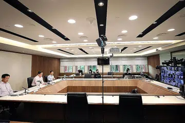 SIDANG MEDIA MAYA: Sidang media berlangsung di dua tempat berlainan. (dari kiri) Menteri Pendidikan, Encik Ong Ye Kung, Menteri Perdagangan dan Perusahaan, Encik Chan Chun Sing dan Menteri Pembangunan Sosial dan Keluarga, Encik Desmond Lee berada di lokasi yang sama. Manakala Menteri Pembangunan Negara, Encik Lawrence Wong dan Menteri Kesihatan, Encik Gan Kim Yong berada di lokasi berasingan.- Foto MCI