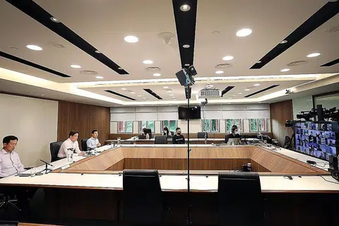 SIDANG MEDIA MAYA: Sidang media berlangsung di dua tempat berlainan. (dari kiri) Menteri Pendidikan, Encik Ong Ye Kung, Menteri Perdagangan dan Perusahaan, Encik Chan Chun Sing dan Menteri Pembangunan Sosial dan Keluarga, Encik Desmond Lee berada di lokasi yang sama. Manakala Menteri Pembangunan Negara, Encik Lawrence Wong dan Menteri Kesihatan, Encik Gan Kim Yong berada di lokasi berasingan.- Foto MCI