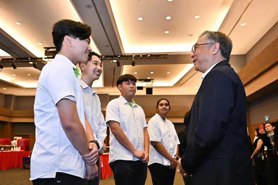 Menteri Perdagangan dan Perusahaan, Encik Gan Kim Yong (kanan), berbual mesra dengan pelajar (dari kiri) Encik Sim Xuan Ming​, Encik Khyber Ang Wei Jie, Encik Sean Yun dan Cik Nur Rehana Abdul Hamed di Institut Pendidikan Teknikal (ITE) Kolej East pada 14 Mei.